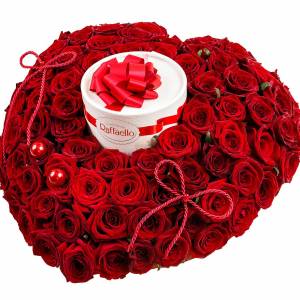 Коробка 101 красная роза в виде сердца с Raffaello R98