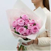 Букет 11 розовых пионовидных роз с оформлением R435